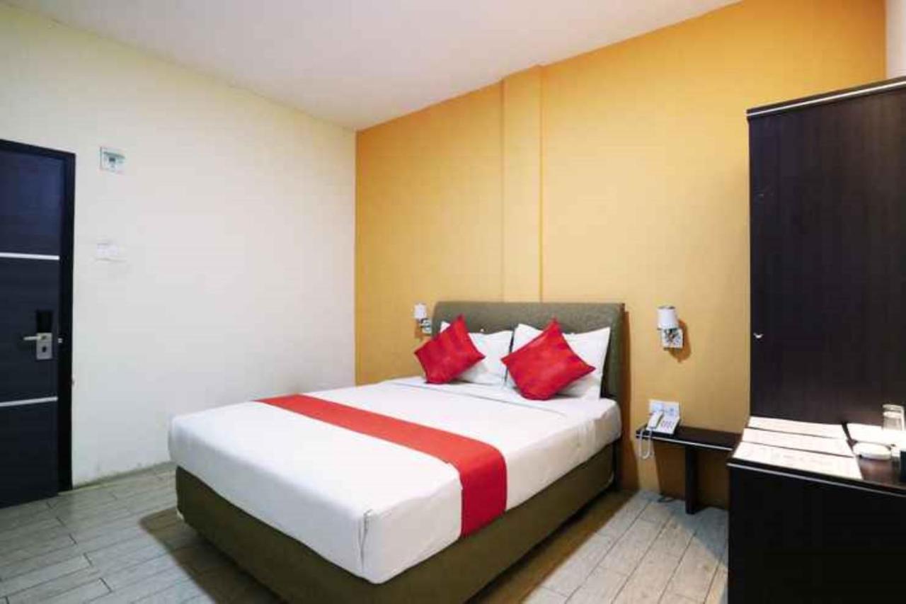 Blitz Hotel Batam Near Sultan Mahmud Ri'Ayat Shah Секупанг Экстерьер фото