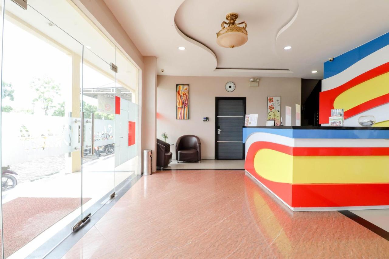 Blitz Hotel Batam Near Sultan Mahmud Ri'Ayat Shah Секупанг Экстерьер фото