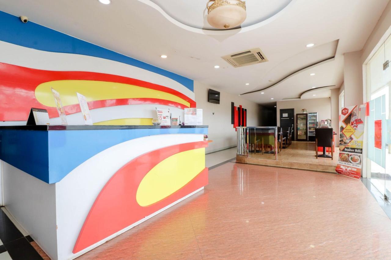 Blitz Hotel Batam Near Sultan Mahmud Ri'Ayat Shah Секупанг Экстерьер фото