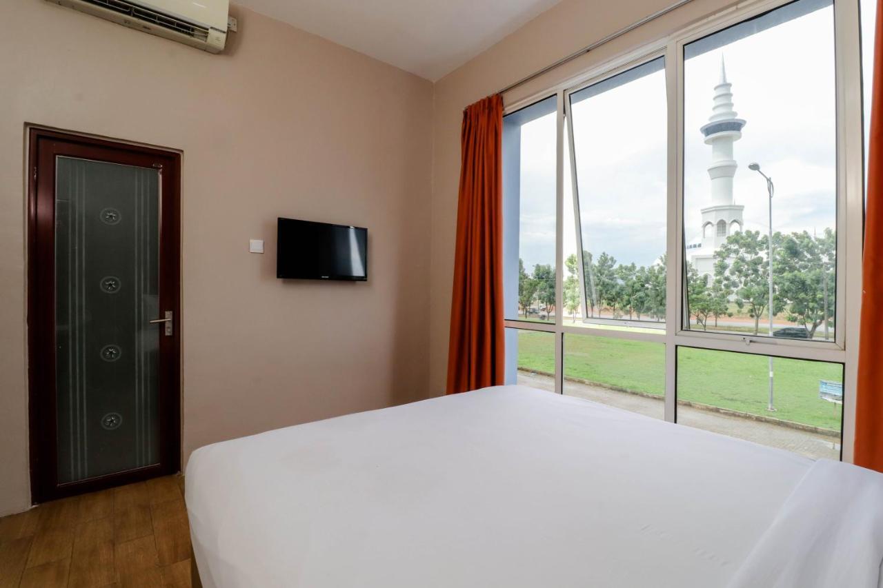 Blitz Hotel Batam Near Sultan Mahmud Ri'Ayat Shah Секупанг Экстерьер фото