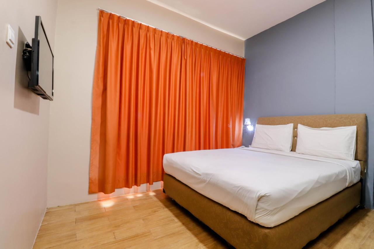 Blitz Hotel Batam Near Sultan Mahmud Ri'Ayat Shah Секупанг Экстерьер фото